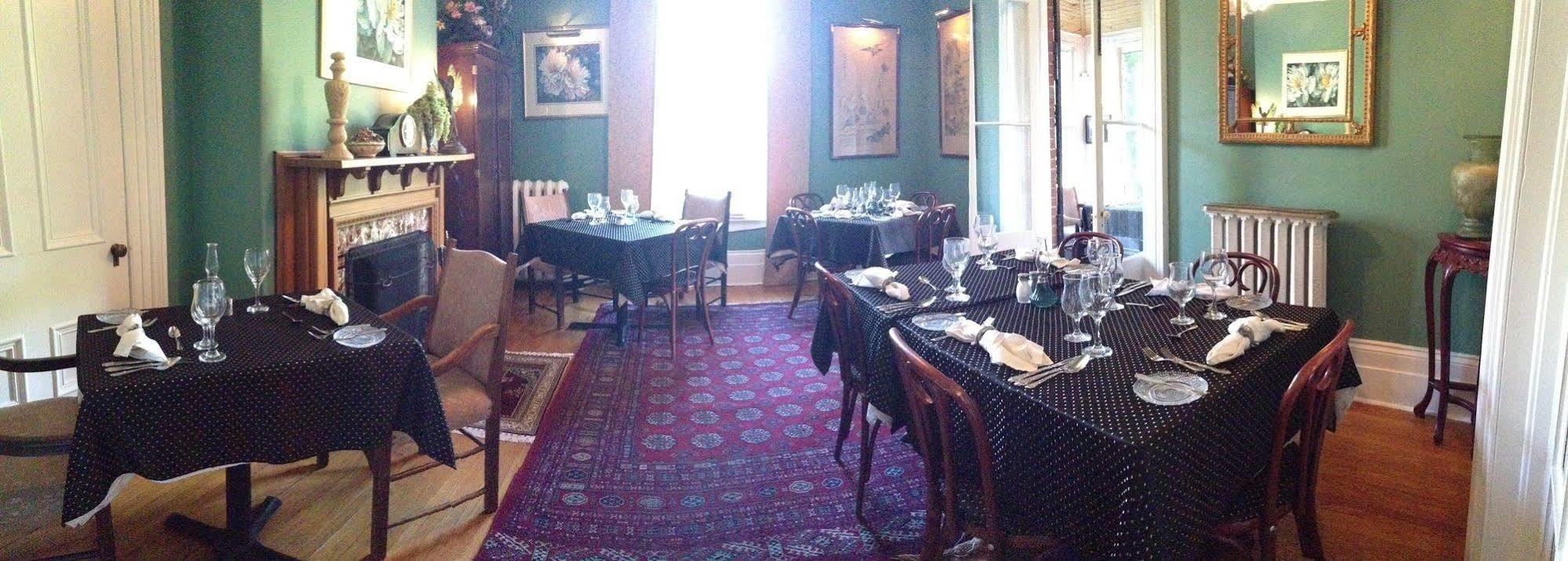 Trinity House Inn แกเนอนอเคว ภายนอก รูปภาพ