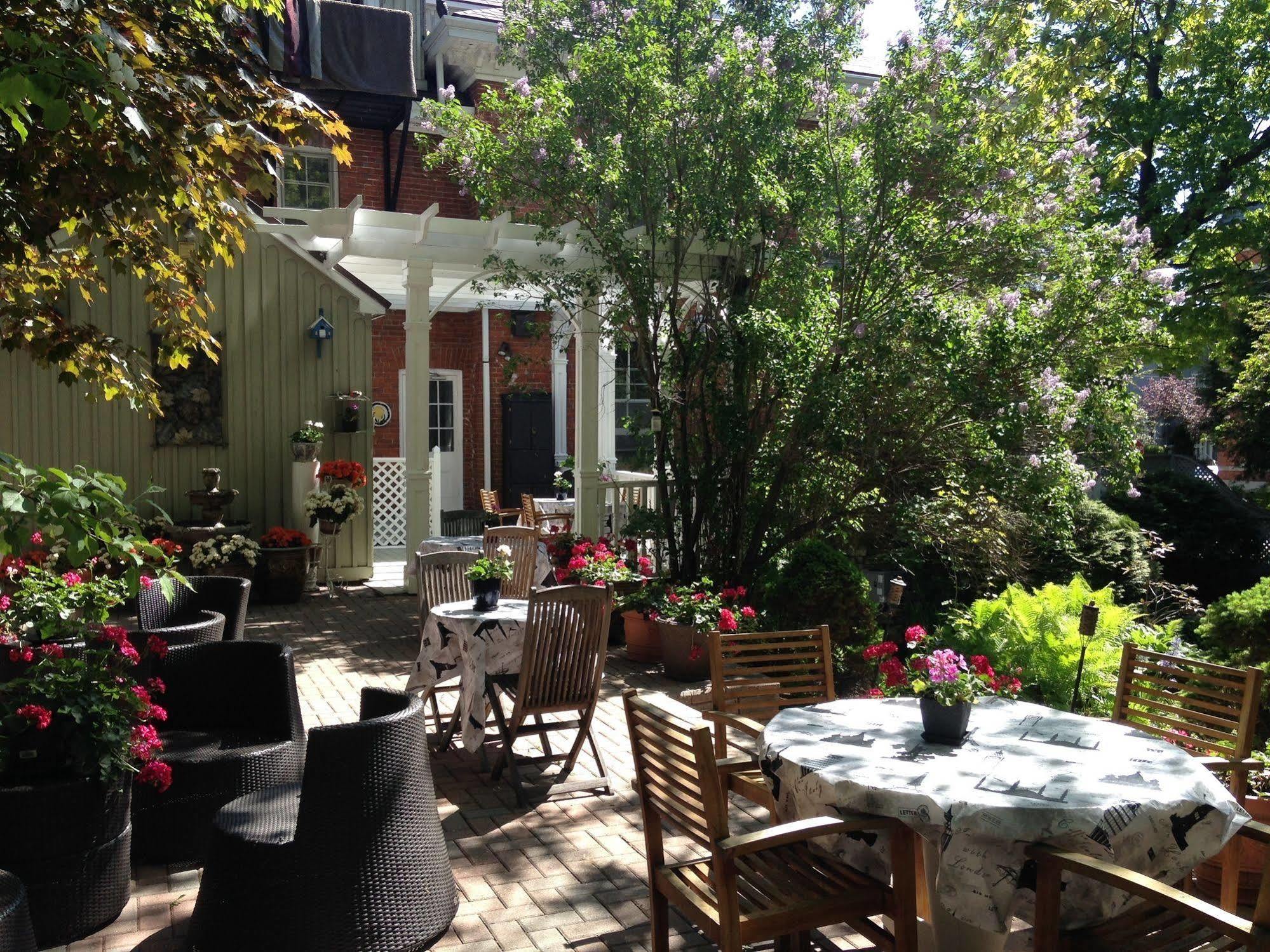 Trinity House Inn แกเนอนอเคว ภายนอก รูปภาพ