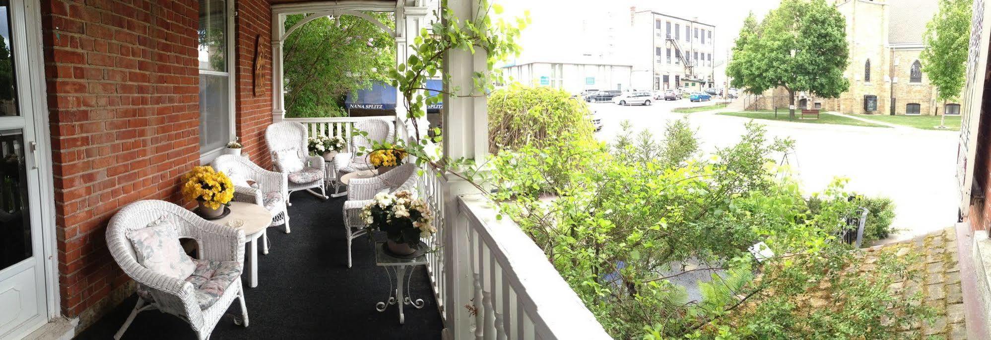 Trinity House Inn แกเนอนอเคว ภายนอก รูปภาพ