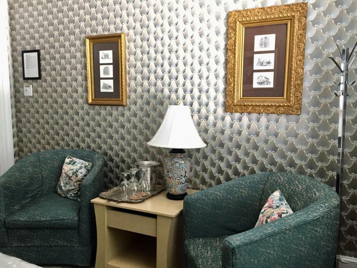 Trinity House Inn แกเนอนอเคว ภายนอก รูปภาพ