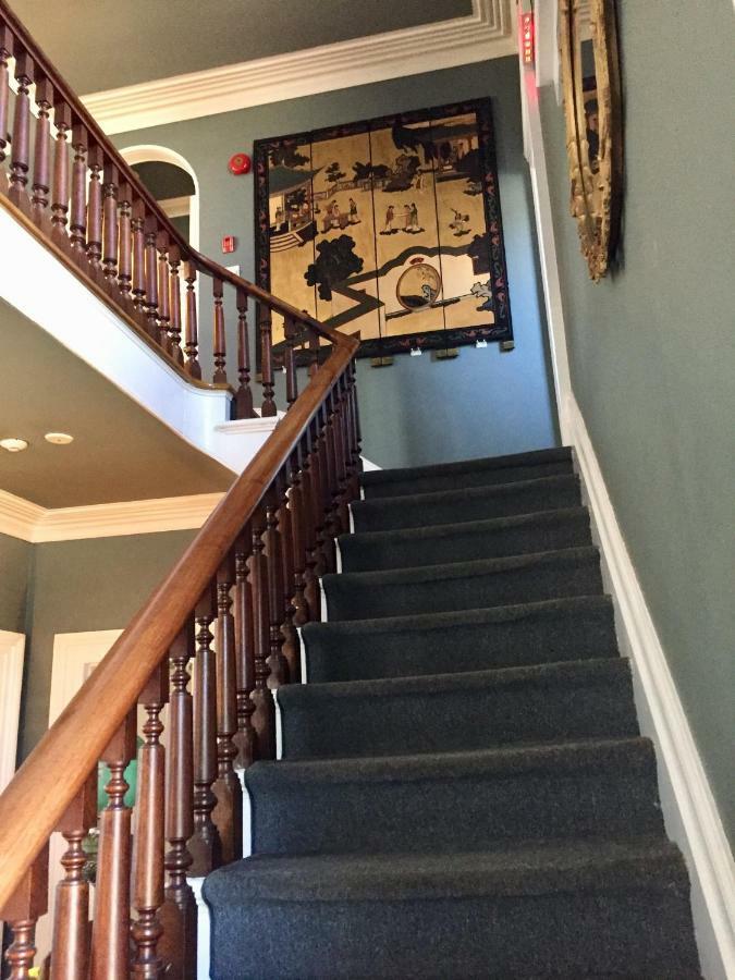 Trinity House Inn แกเนอนอเคว ภายนอก รูปภาพ