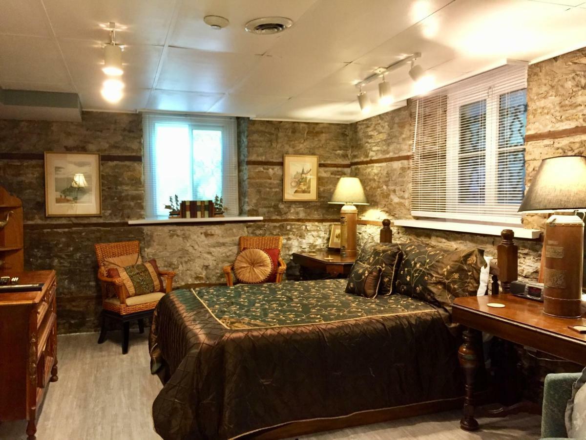 Trinity House Inn แกเนอนอเคว ภายนอก รูปภาพ