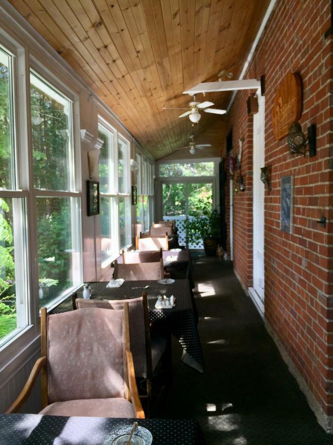 Trinity House Inn แกเนอนอเคว ภายนอก รูปภาพ